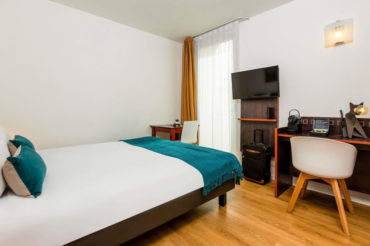 1 多间卧室、客房内保险箱、办公桌、隔音