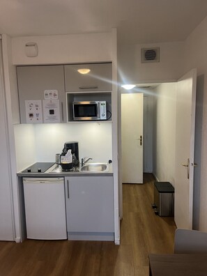 Frigorífico, microondas, placa de cocina y cafetera o tetera