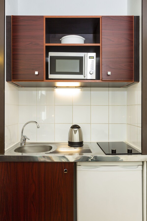 Réfrigérateur, micro-ondes, plaque de cuisson, cafetière/bouilloire