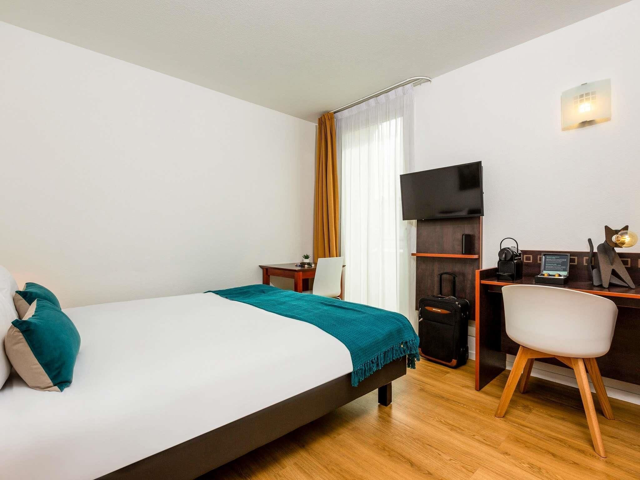 Estudio, 1 cama doble | Caja fuerte, escritorio, sistema de insonorización