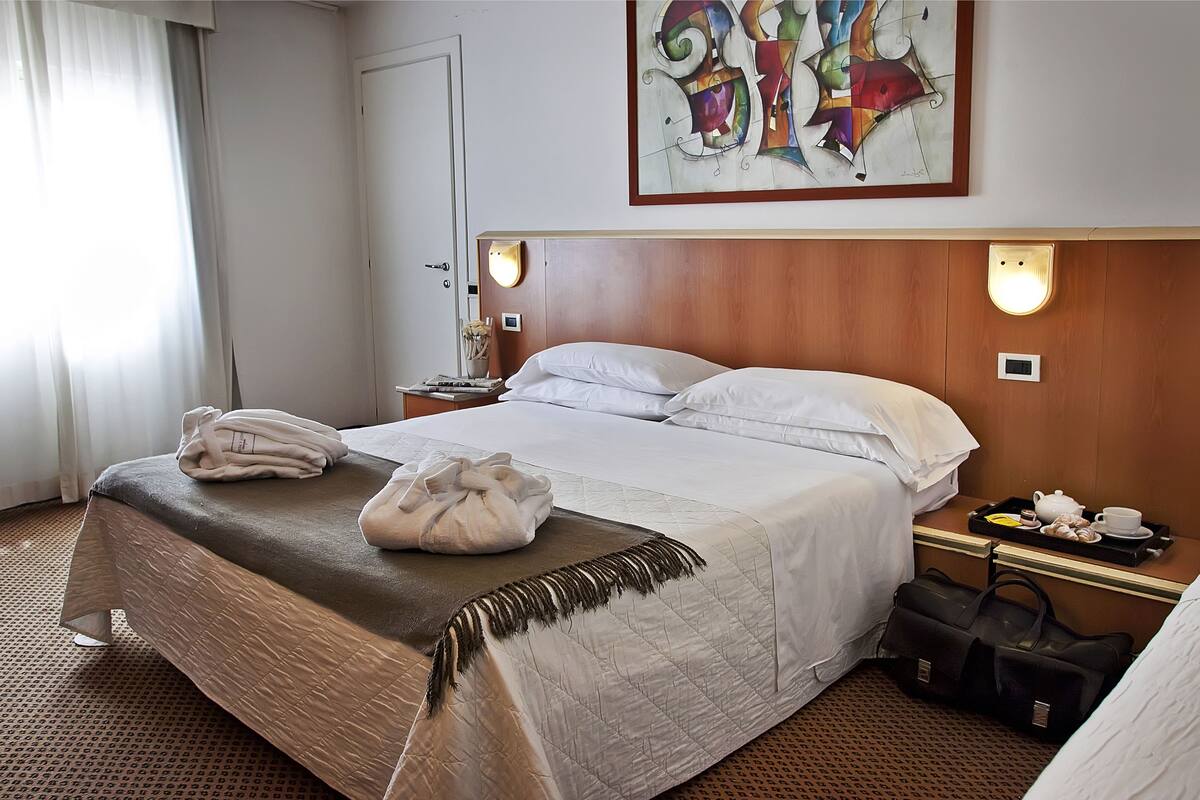Minibar, in-room safe, desk, WiFi (free)