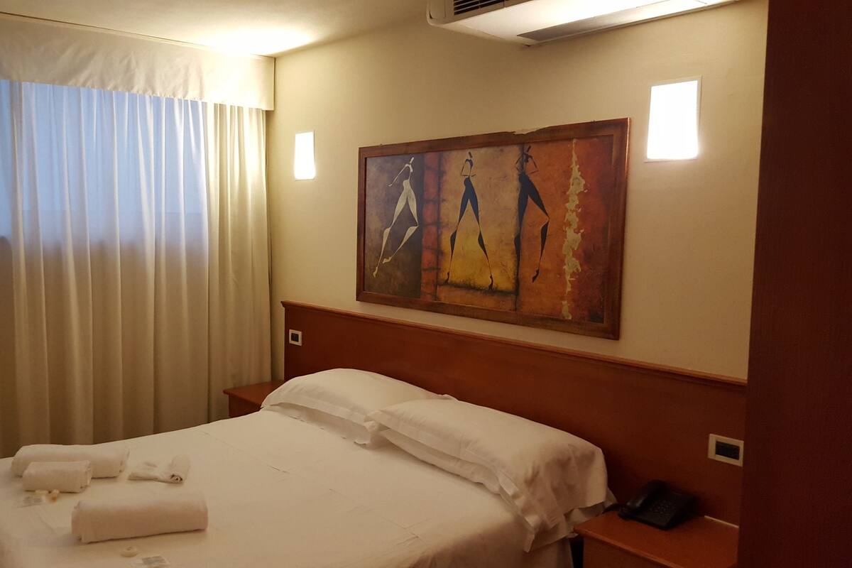 Minibar, in-room safe, desk, WiFi (free)