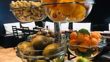 Tägliches Frühstücksbuffet (10 EUR pro Person)