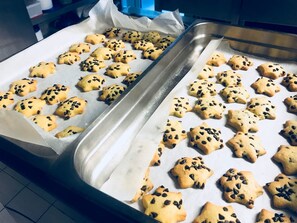 بوفيه فطور يوميًا بتكلفة قدرها (10 EUR للشخص)