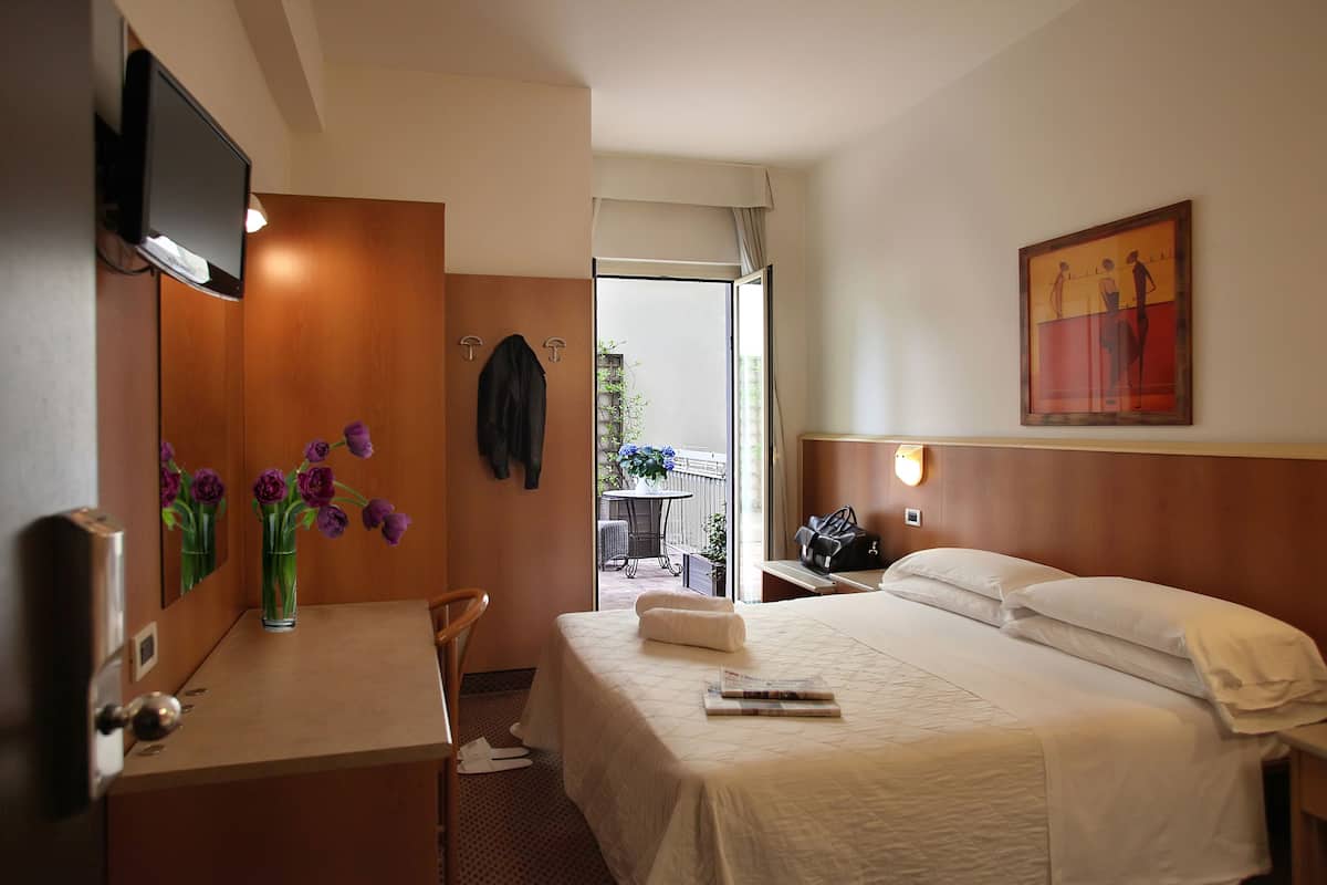 Minibar, in-room safe, desk, WiFi (free)