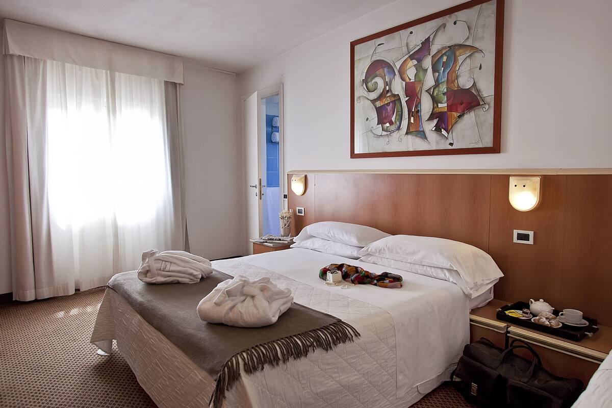 Standard Triple Room | Minibar, in-room safe, desk, WiFi (free)