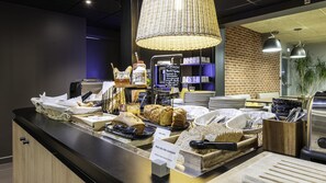A breakfast buffet with various bread, pastries, and beverages. - Campanile NATURE - Aix Les Bains (Aix-les-Bains)