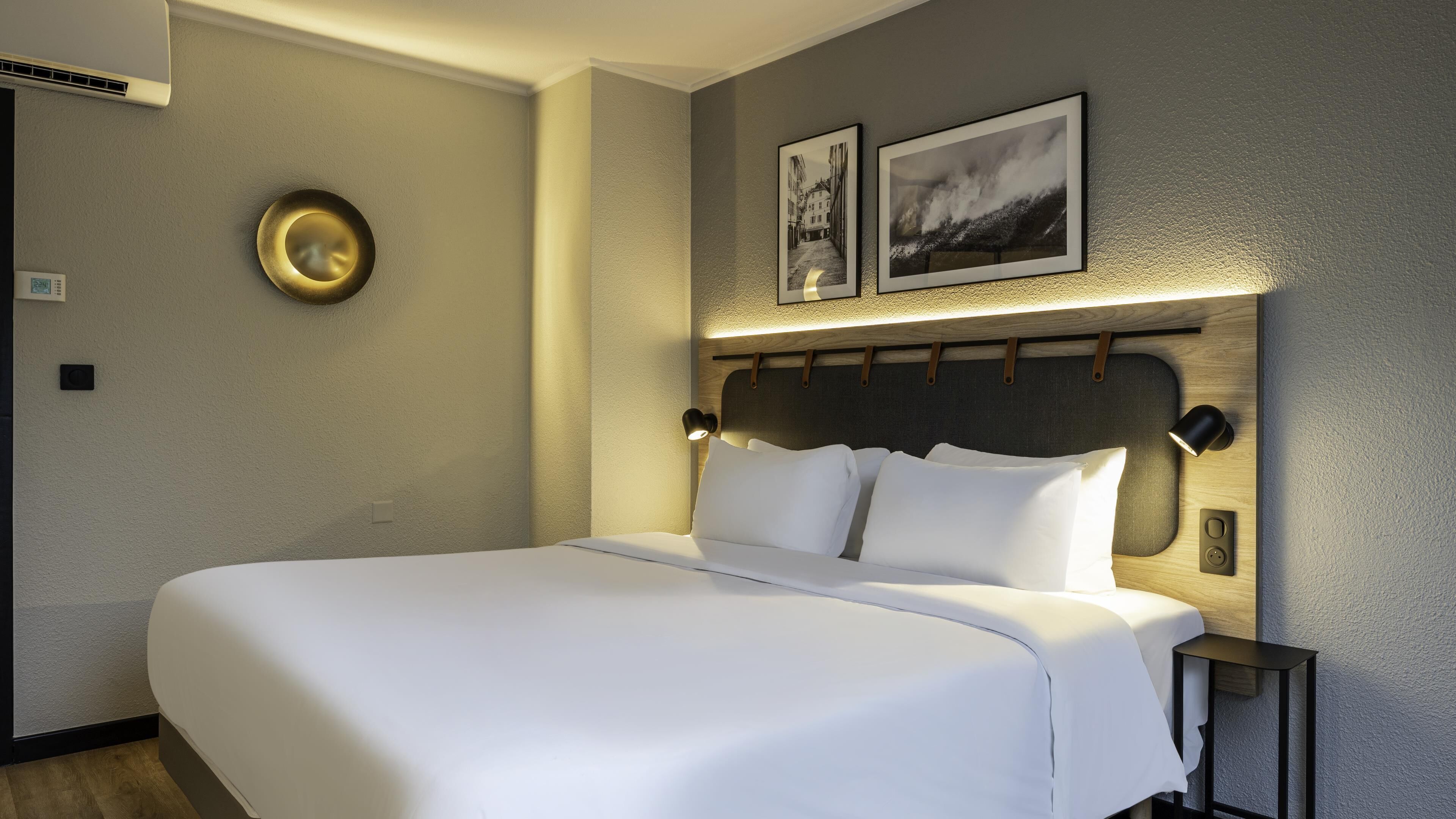 Habitación estándar, 1 cama de matrimonio grande con sofá cama | Ropa de cama de alta calidad, escritorio, cortinas opacas