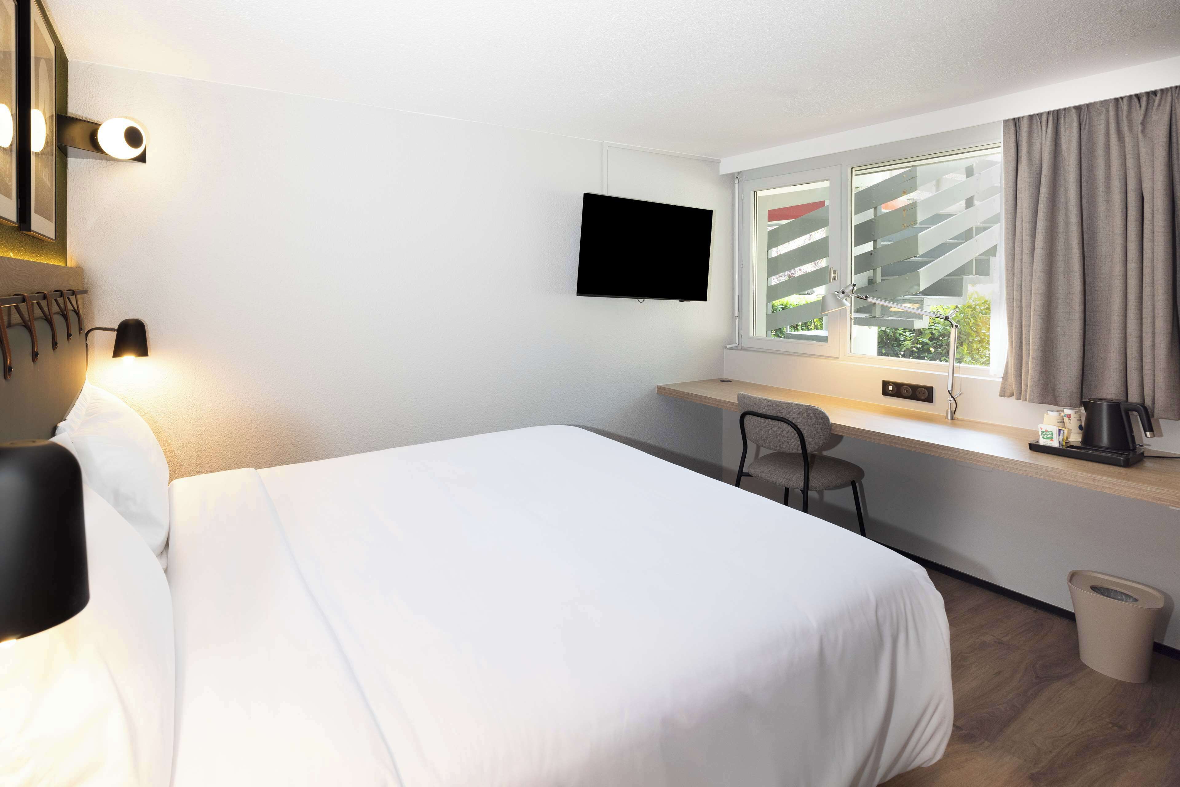 Standard Room, 1 Queen Bed