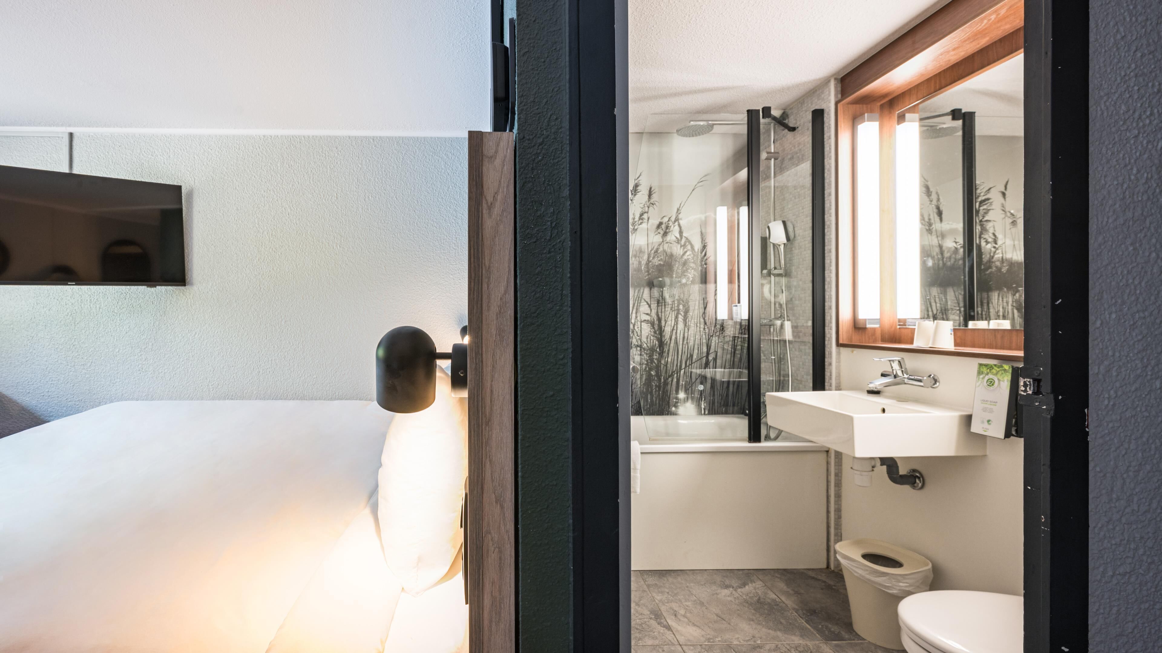 Camera Standard, 1 letto queen | Biancheria da letto di alta qualità, una scrivania, tende oscuranti