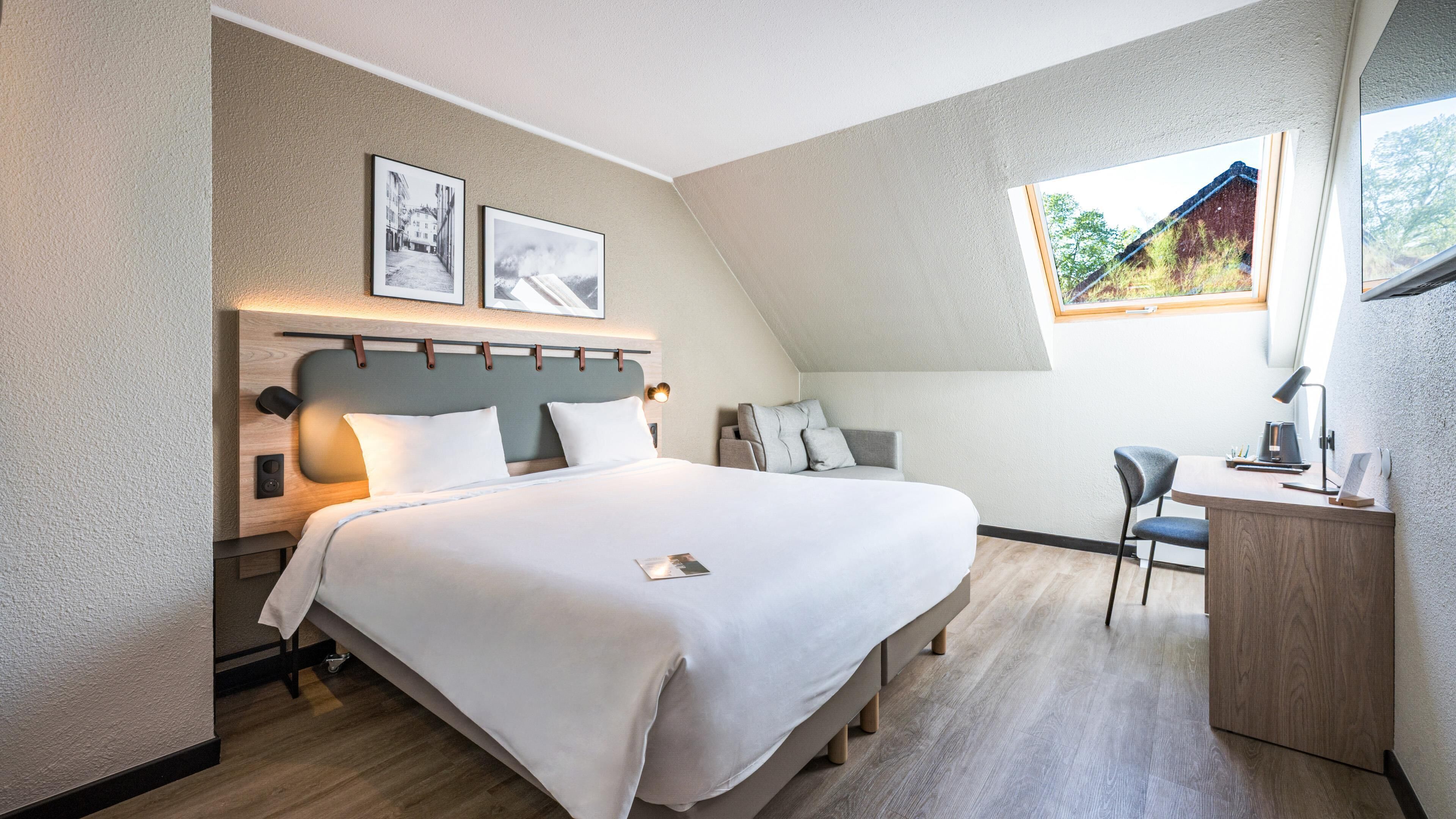 Camera Superior, 1 letto king con divano letto | Biancheria da letto di alta qualità, una scrivania, tende oscuranti