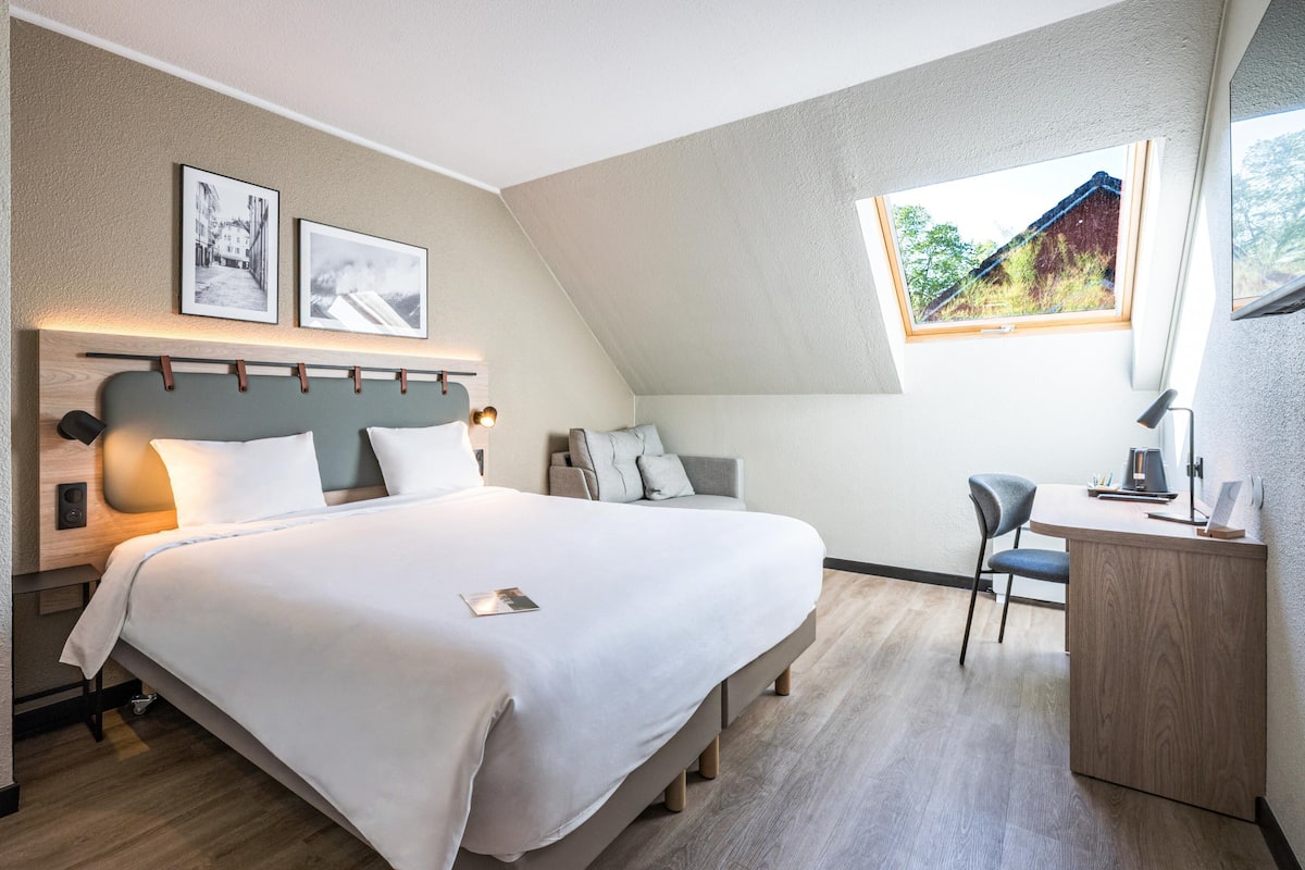 Chambre Supérieure, 1 trÚs grand lit et 1 canapé-lit | Literie de qualité supérieure, bureau, rideaux occultants