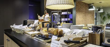 Desayuno buffet todos los días (EUR 12.9 por persona)