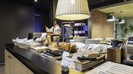 Desayuno buffet diario (EUR 12.9 por persona)