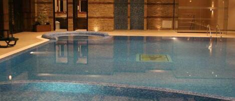 Una piscina cubierta