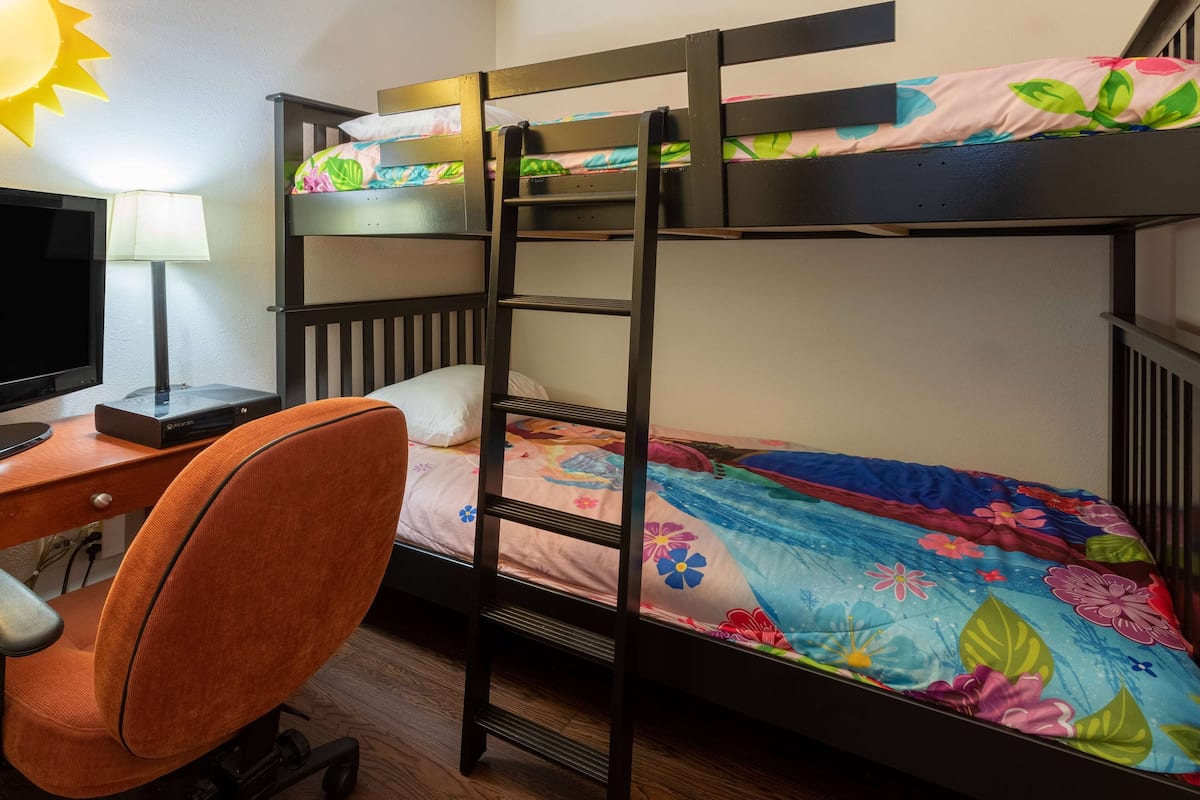 Suite, varias camas, para no fumadores | Escritorio, cortinas blackout y tabla de planchar con plancha