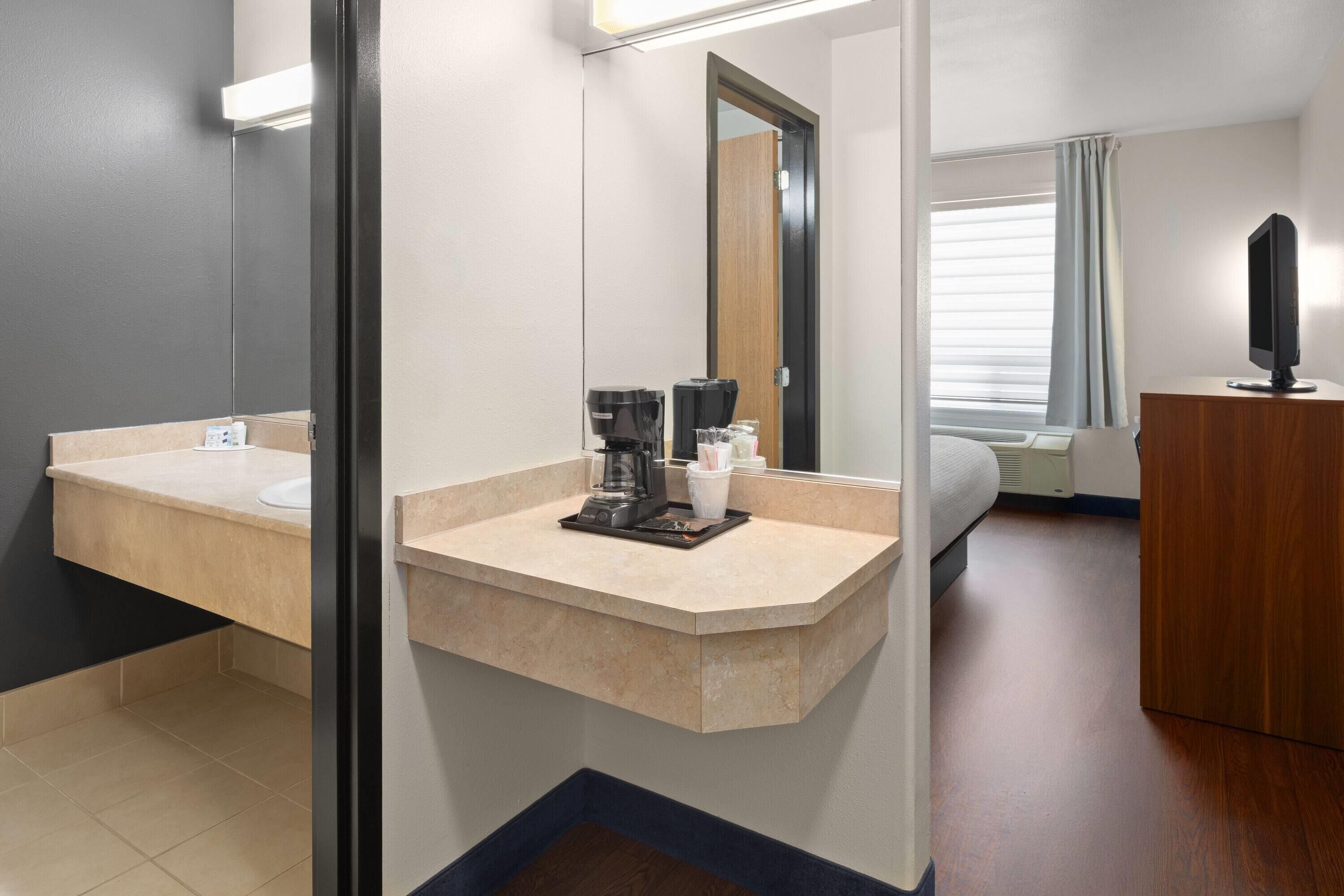 Room, 1 King Bed, Non Smoking | Desk, blackout drapes, iron/ironing board, free WiFi