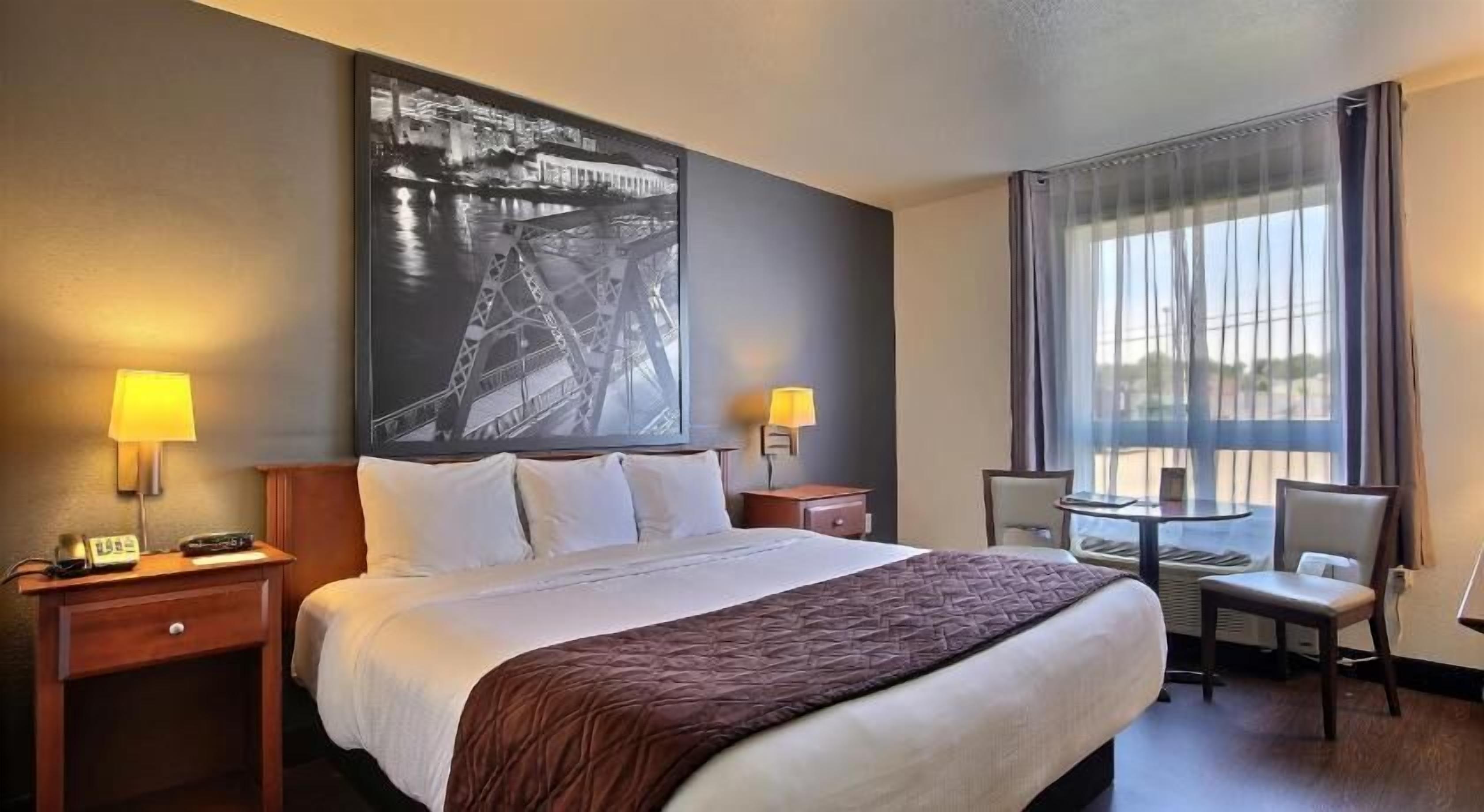 デスク、遮光カーテン、アイロン / アイロン台、WiFi (無料)