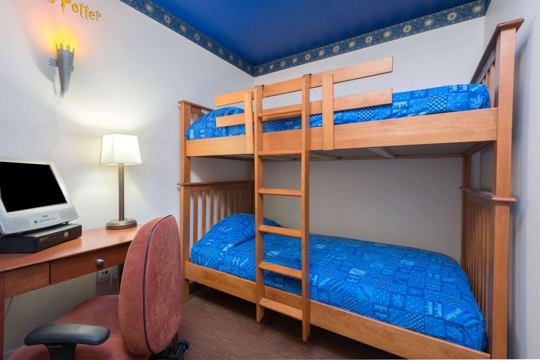 デスク、遮光カーテン、アイロン / アイロン台、WiFi (無料)