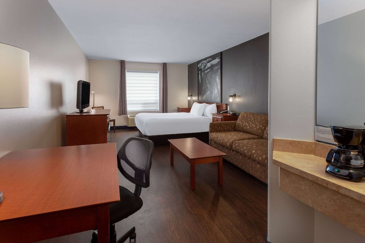 Suite, 1 cama King size y sofá cama, para no fumadores, hidromasaje | Escritorio, cortinas blackout y tabla de planchar con plancha