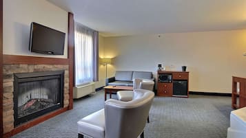 Skrivebord, blendingsgardiner, strykejern/-brett og wi-fi (inkludert)