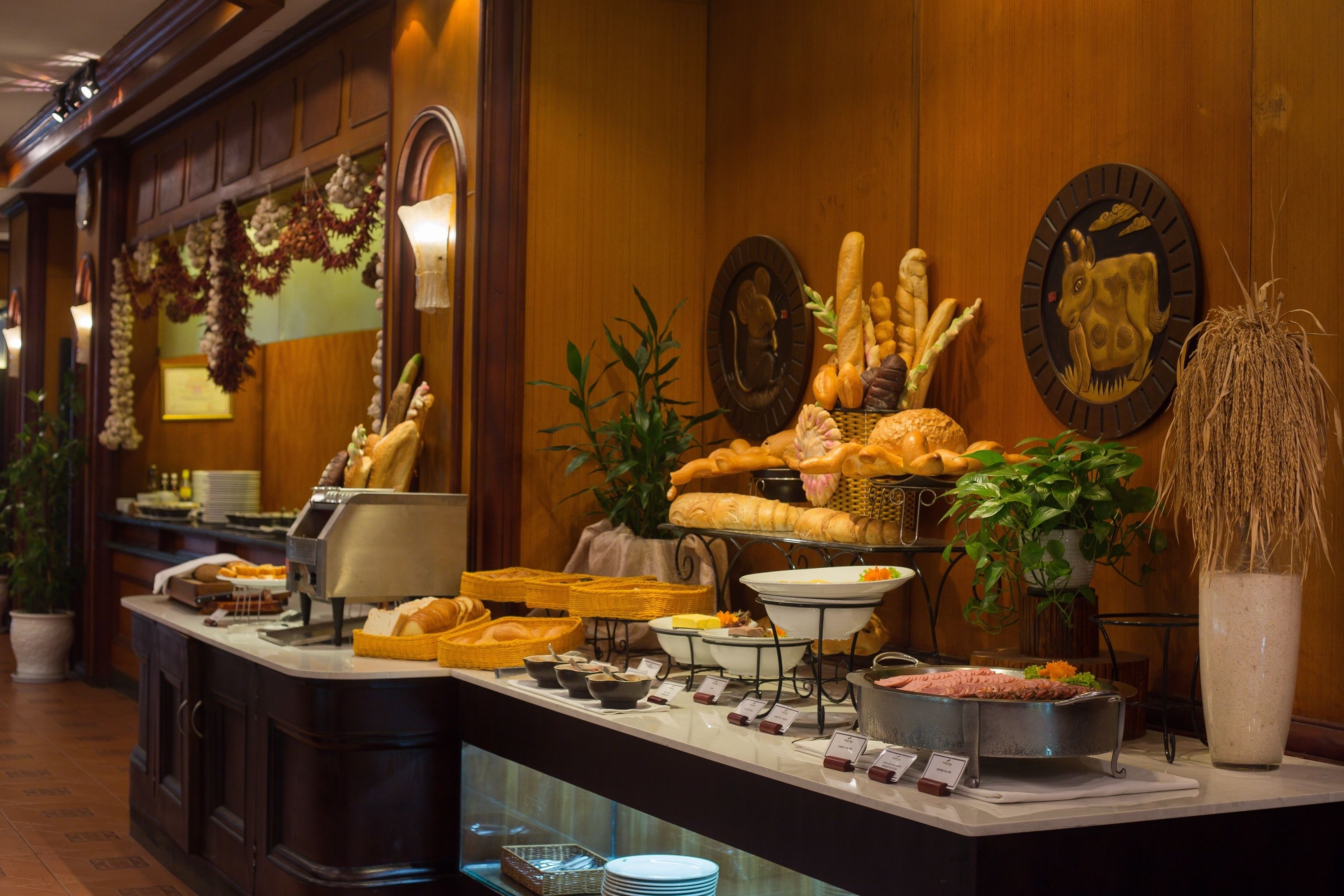 2 restaurants, breakfast served