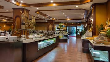 2 restaurants, breakfast served