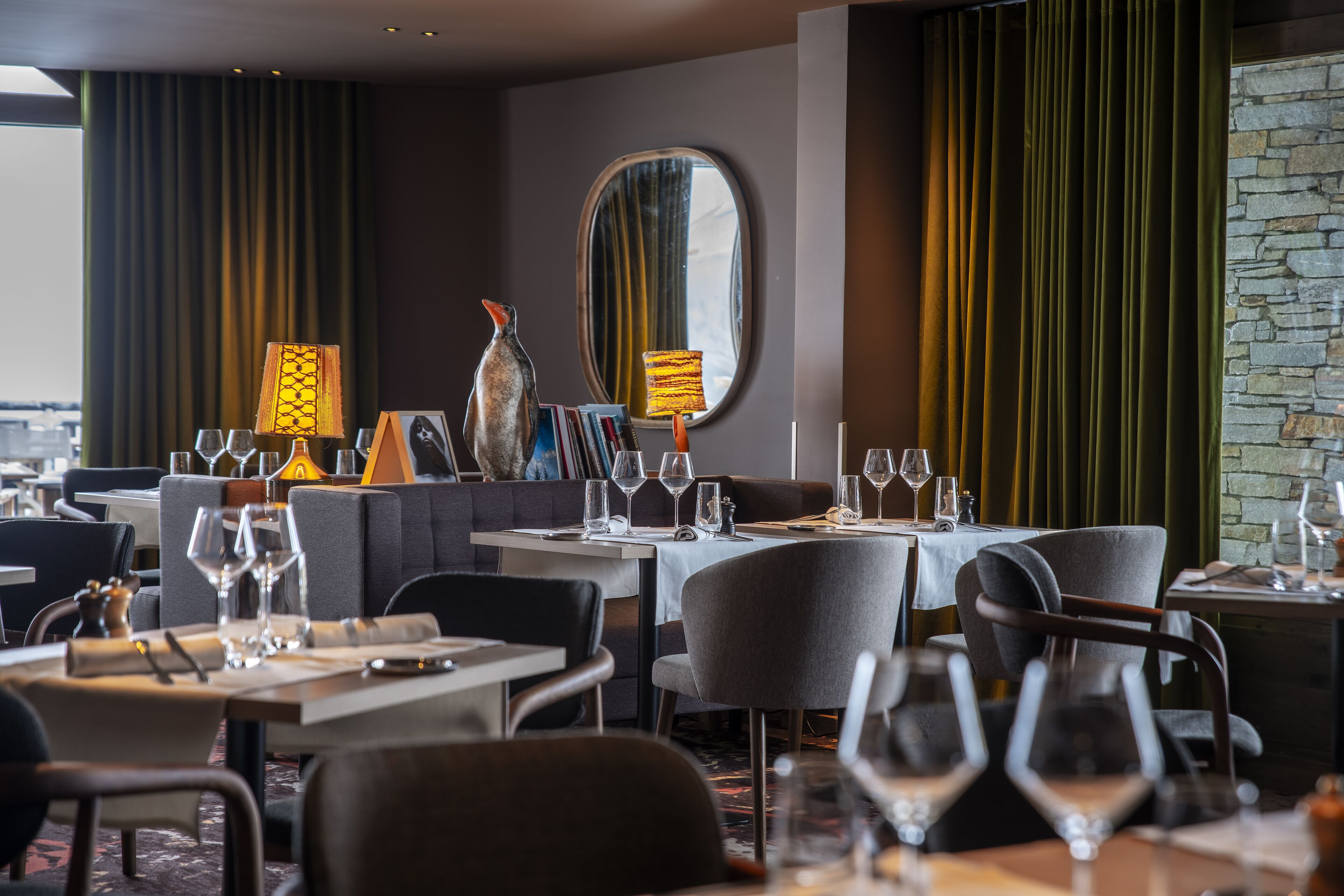 2 restaurants, breakfast served