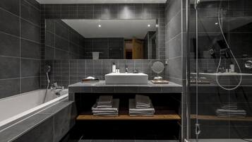 Kostenlose Toilettenartikel, Haartrockner, Bademäntel, Hausschuhe
