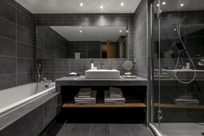 Amenidades de baño gratuitas, secadora de cabello, batas, pantuflas 