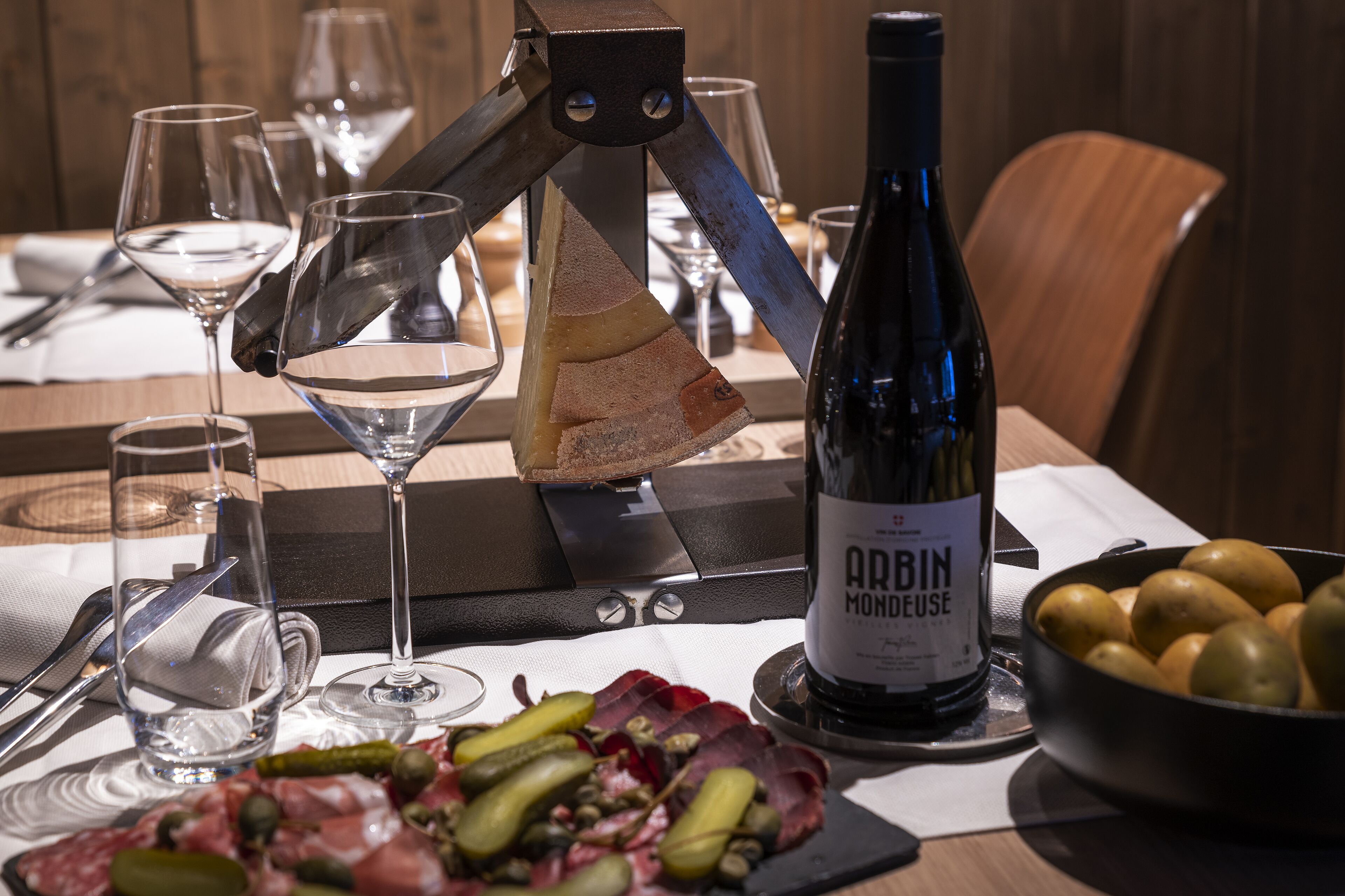 2 restaurants, breakfast served