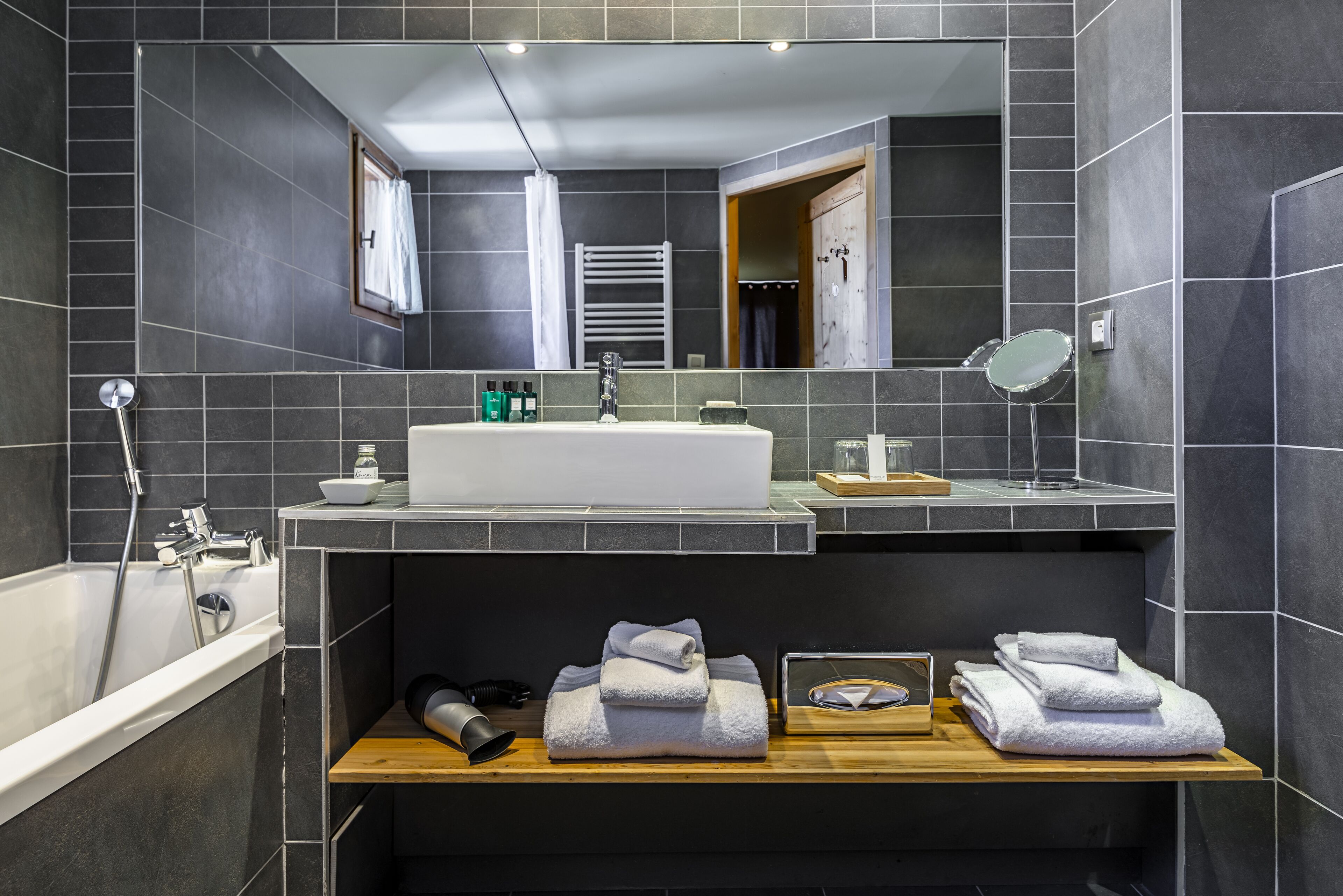 suite (kaya vue piste) | bathroom | free toiletries, hair dryer, bathrobes, slippers