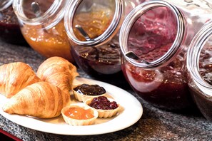 Daily buffet breakfast for a fee