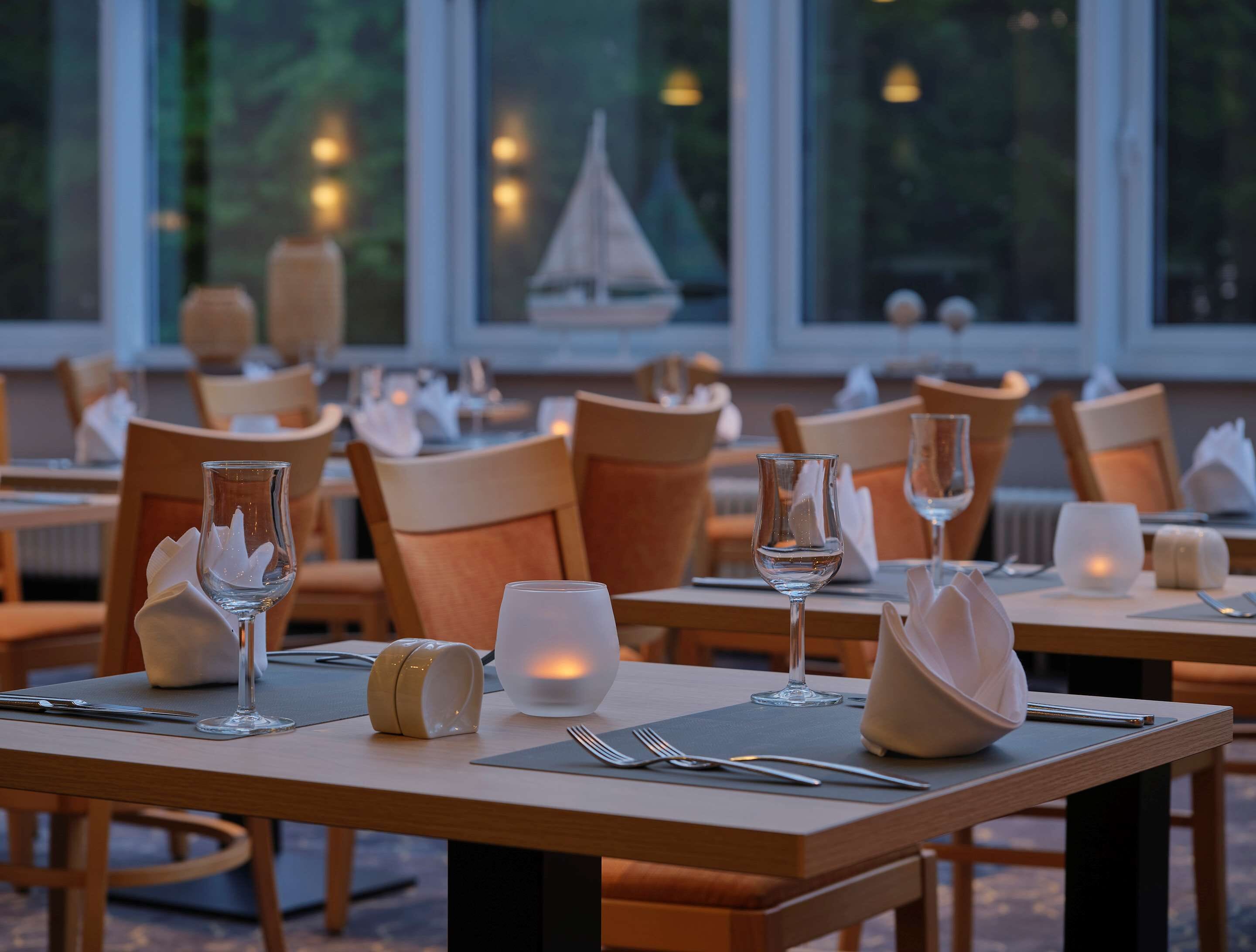 2 restaurants; breakfast, lunch, and dinner served