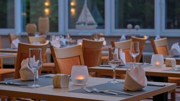 2 restaurants; breakfast, lunch, and dinner served