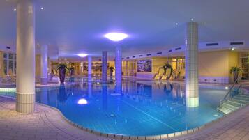 3 piscines couvertes, chaises longues