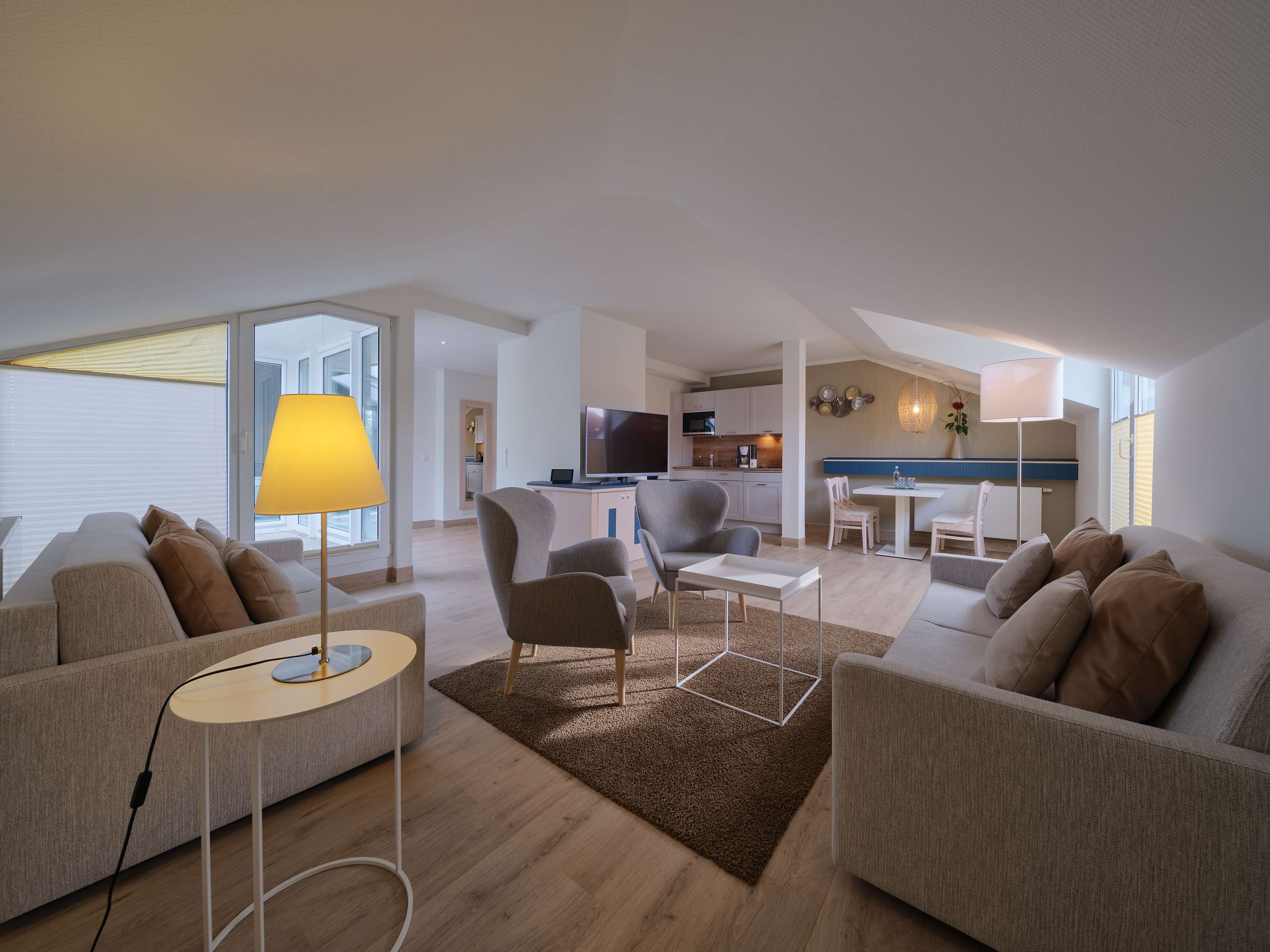 Brankas, meja kerja, setrika/meja setrika, dan Wi-Fi gratis