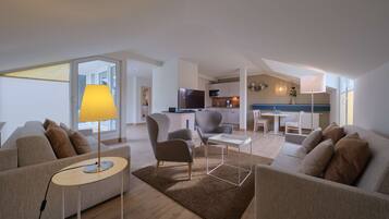 1 室のベッドルーム、セーフティボックス (室内)、デスク、アイロン / アイロン台