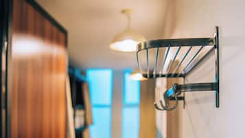 Habitación con 2 camas individuales | Decoración personalizada, muebles diferentes y wifi gratis