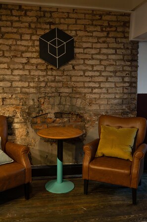 Toaster, cookware/dishes/utensils