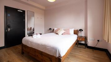 Habitación estándar | Decoración personalizada, muebles diferentes y wifi gratis