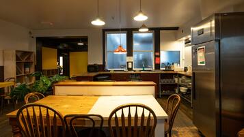 Tostadora y utensilios de cocina