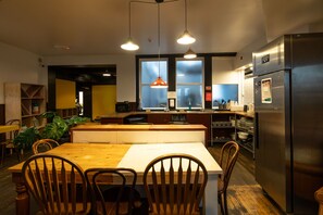 Toaster, cookware/dishes/utensils