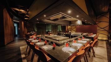 5 restaurants; breakfast, lunch, and dinner served