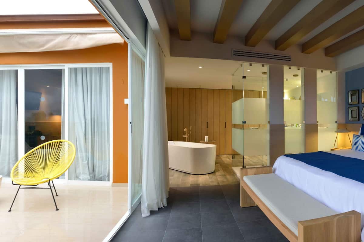 Privileged Suite Ocean View & Swim Out | Een minibar, een kluis op de kamer, een bureau, een laptopwerkplek