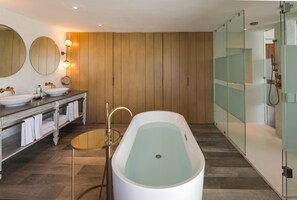 Privileged Suite Ocean View & Swim Out | 욕실 | 샤워 시설, 친환경 세면용품, 헤어드라이어,   슬리퍼