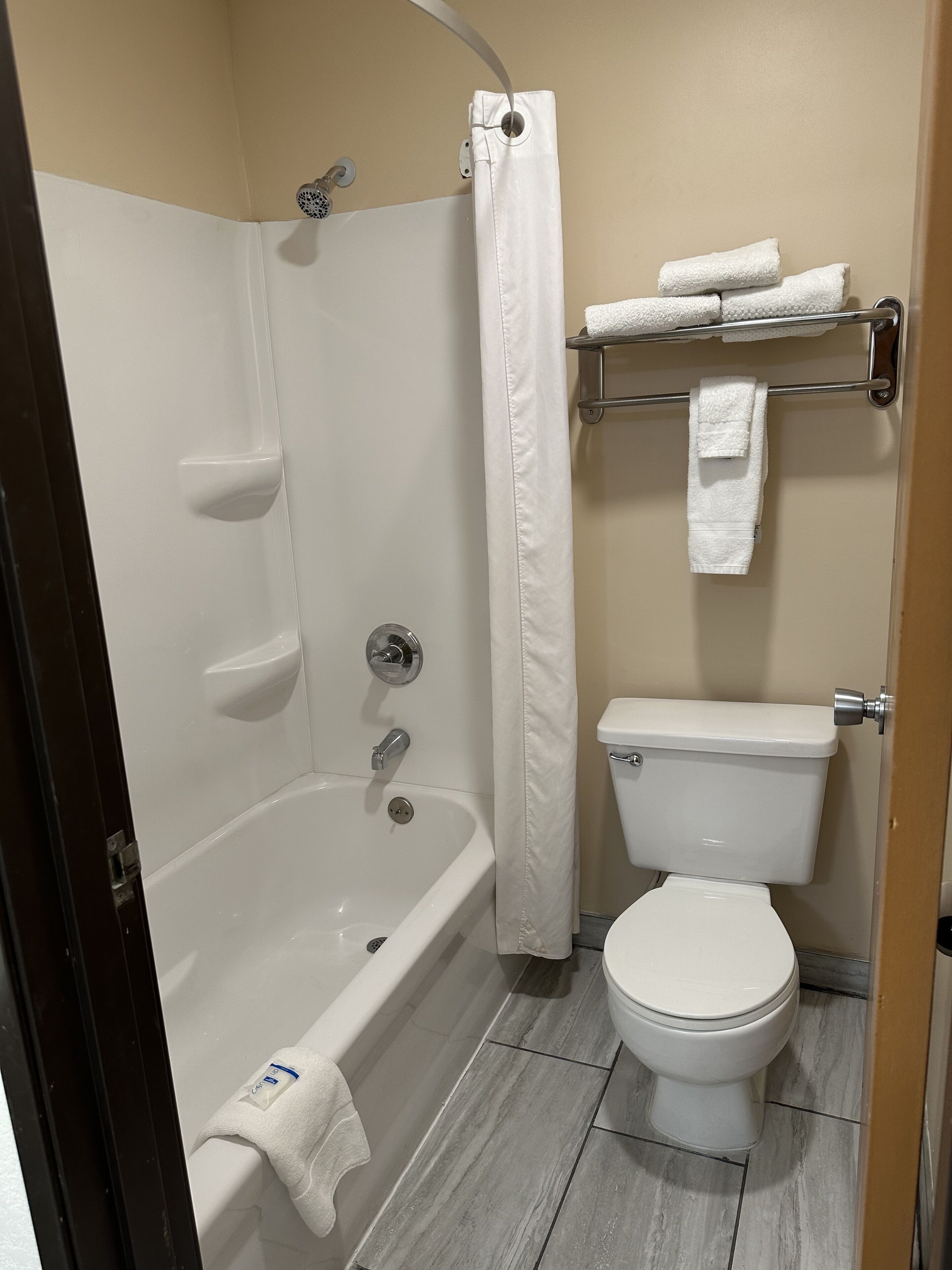 Bañera con ducha, secador de pelo, toallas