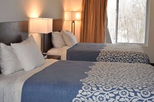 Habitación, 2 camas de matrimonio, no fumadores | Escritorio, tabla de planchar con plancha, camas supletorias