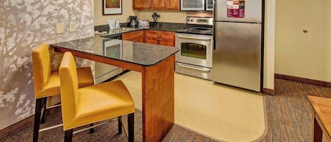 Kjøleskap, mikrobølgeovn, oppvaskmaskin og kaffetrakter/tekoker