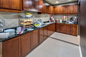 Tägliches inbegriffenes kontinentales Frühstück